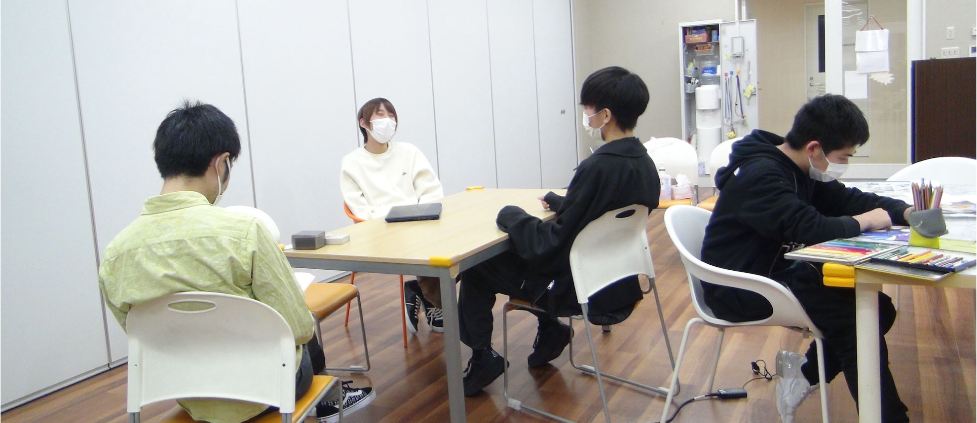 エイズ知ろう館で談笑する若者たち