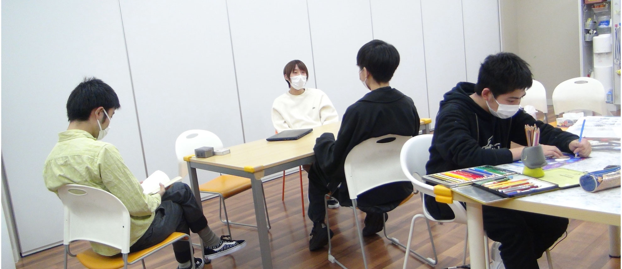 エイズ知ろう館で学ぶ若者たち