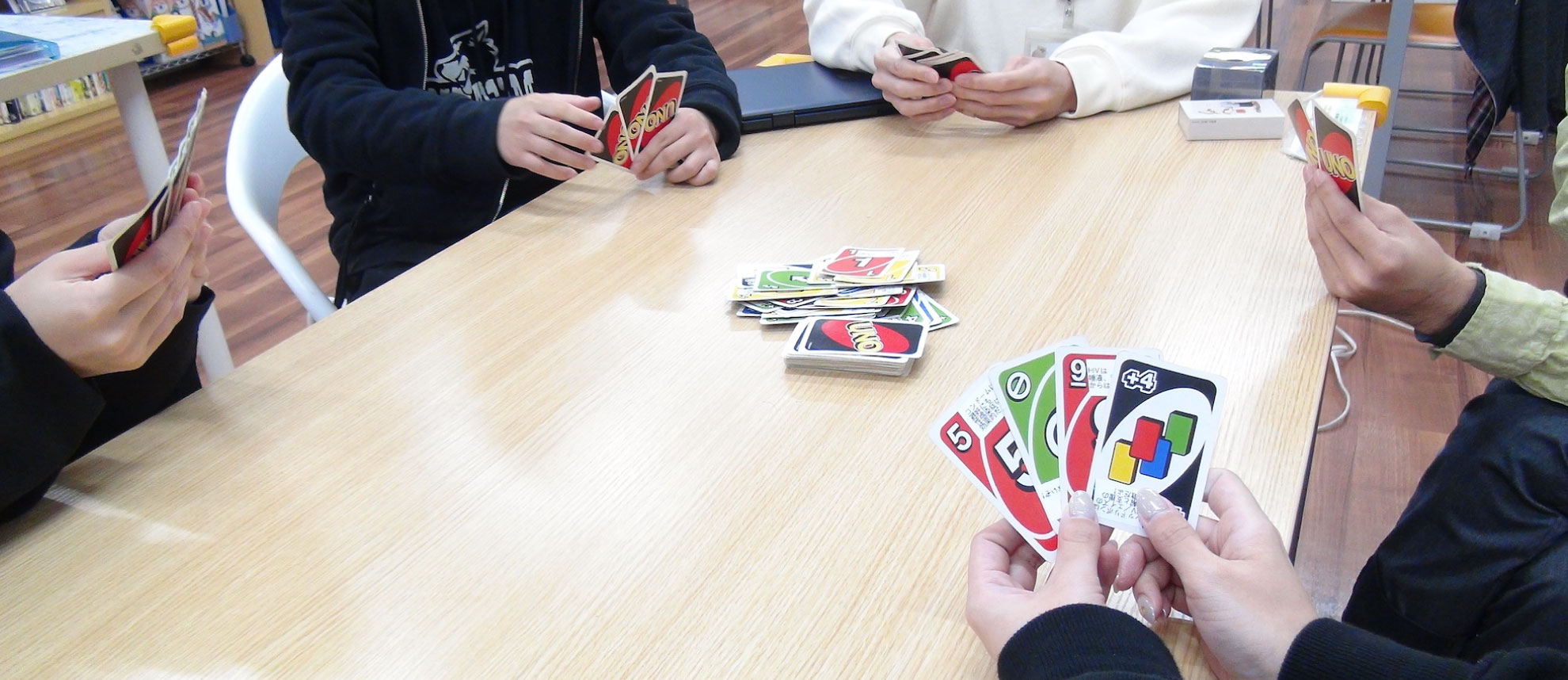 エイズ知ろう館でカードゲームをする若者たち