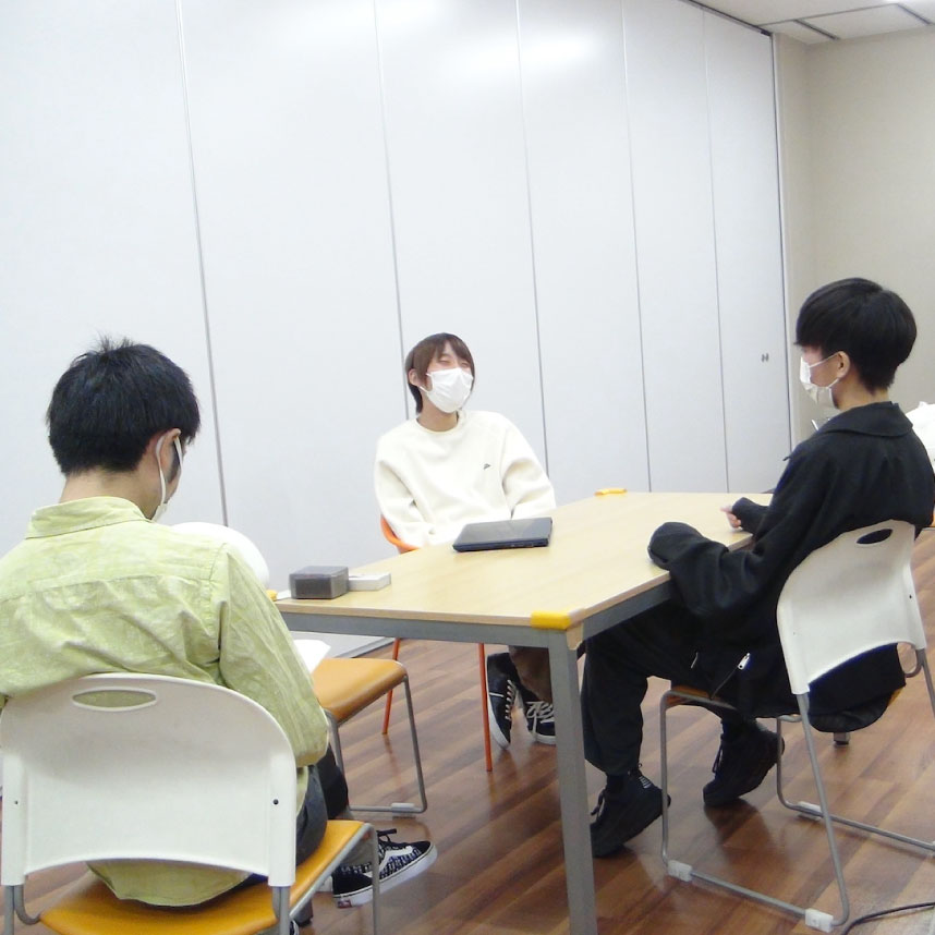 エイズ知ろう館で談笑する若者たち