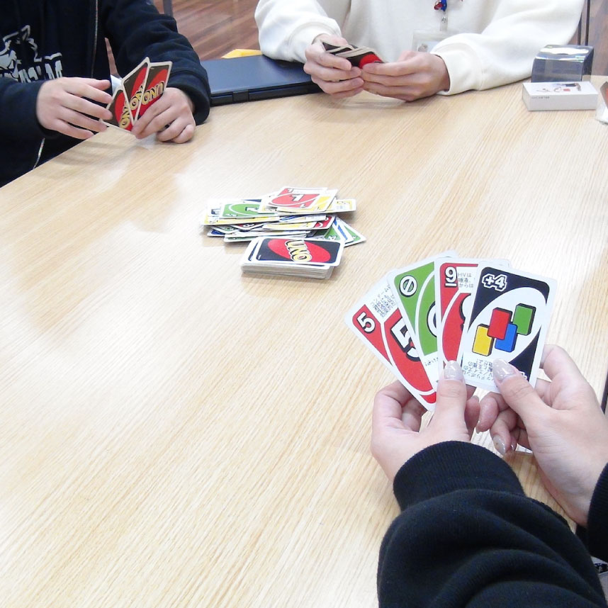 エイズ知ろう館でカードゲームをする若者たち